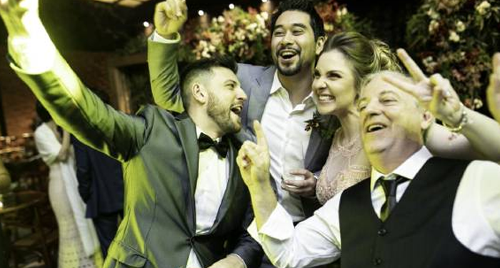 live music band for a wedding in Los Angeles: DJ vs. Live Music for a Wedding 1 live music band for a wedding in Los Angeles: DJ vs. Live Music for a Wedding