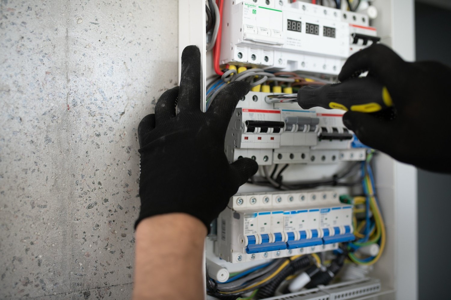 Step-by-Step Guide to Type 1 Surge Protector Installation for Residential and Industrial Use